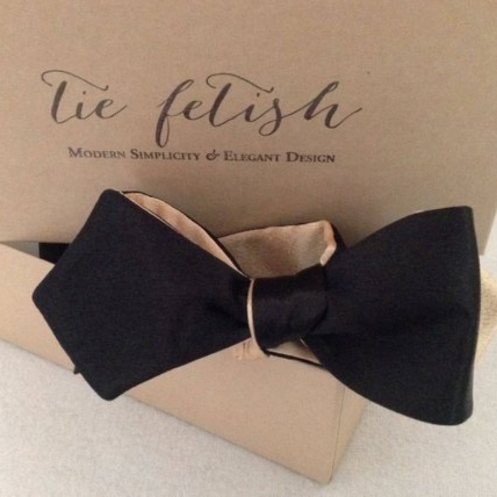 Reversible black and gold satin bow tie